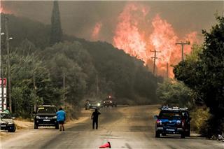 Εκτός ελέγχου η φωτιά στην Αχαΐα: Καίγονται σπίτια και επιχειρήσεις