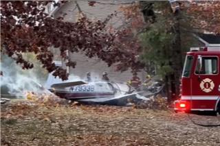 Συντριβή μικρού αεροσκάφους έξω από σπίτι στη Σαρατόγκα Νέας Υόρκης - Βίντεο