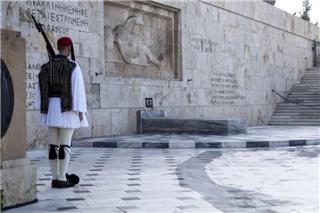 Πρόστιμα και φυλάκιση για τους «παραβάτες» του Αγνώστου Στρατιώτη – Κάλεσμα για συγκέντρωση