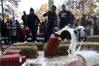 «Ντροπή τους, μας πετάνε ψίχουλα» – Νέες εικόνες από την οργισμένη διαμαρτυρία αγροτών και κτηνοτρόφων στη Λάρισα