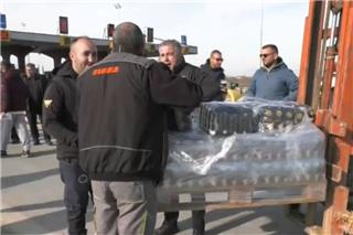 Θεσσαλονίκη: Αγρότες από το μπλόκο Μαλγάρων μοίρασαν ρύζι σε διερχόμενους οδηγούς