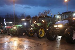 «Χριστούγεννα και Πάσχα εδώ θα είμαστε»: Κλιμακώνονται οι αγροτικές κινητοποιήσεις