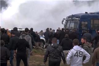 Κλειστά τα αεροδρόμια σε Ηράκλειο και Χανιά - Σοβαρά επεισόδια με πετροπόλεμο και χημικά