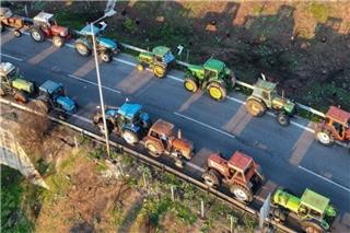 Γιορτές στα μπλόκα με ανοιχτά διόδια – Με δικογραφία απαντά η κυβέρνηση