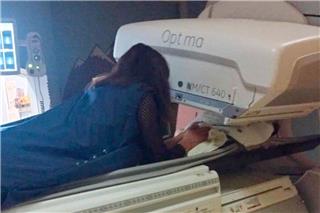Συγκινητική κίνηση από ακτινολόγο ‑ Μπήκε μαζί στον αξονικό τομογράφο με εγκαταλελειμμένο βρέφος