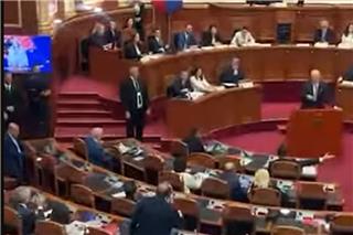 Αλβανία: Εκτός ελέγχου η κατάσταση στη Βουλή για την πρώτη Al υπουργό