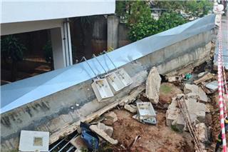 Αλιμος: Κατέρρευσε μάντρα πολυκατοικίας από την έντονη κακοκαιρία, παρασύρθηκαν και αυτοκίνητα