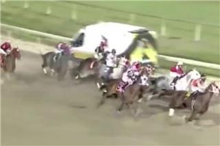 Χάος σε ιππόδρομο: Οι αναβάτες βρήκαν μπροστά τους ένα… ασθενοφόρο