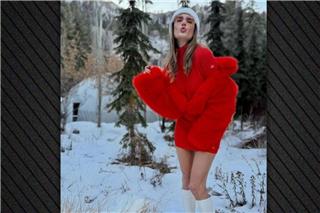 Η Αλεσάντρα Αμπρόσιο ποζάρει με κόκκινη γούνα και μίνι φόρεμα στα χιόνια