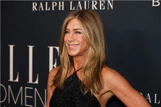 Η Jennifer Aniston ποζάρει με μπικίνι δίπλα στην πισίνα