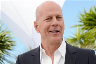 Ραγίζει καρδιές ο Μπρους Γουίλις: Πιάνει το χέρι του φροντιστή του σε σπάνια δημόσια εμφάνιση