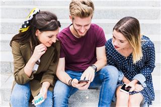 Από που ενημερώνονται και μαθαίνουν οι Millennials και οι Gen Z
