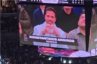 Κωνσταντίνος Αργυρός: Η στιγμή που η κάμερα του γηπέδου εντόπισε τον τραγουδιστή σε αγώνα NBA