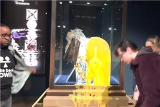 Βρετανία: Διαδηλωτές πέταξαν φαγητό στο Αυτοκρατορικό Στέμμα του Κράτους- Tέσσερις συλλήψεις