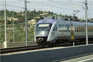 Σύγκρουση συρμού του Προαστιακού με δίκυκλο στην Αθήνα - Εγκατέλειψε το σημείο ο αναβάτης