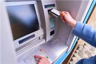 Shimming: Η νέα απάτη στα ATM που αδειάζει λογαριασμούς - Πώς θα προστατευτείτε