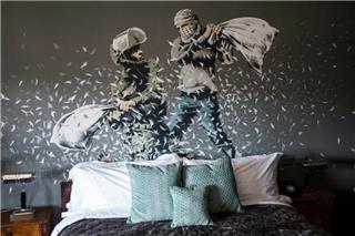 Walled Off Hotel: Το ξενοδοχείο του Banksy στη Βηθλεέμ επαναλειτουργεί με μήνυμα ειρήνης
