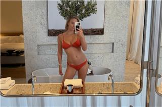 Οι σeξι πόζες της Μπαρ Ρεφαέλι με κόκκινο μαγιό - Δείτε φωτογραφίες