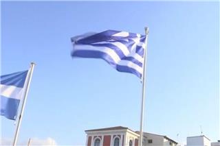 Δεκαπενταύγουστος – Συγκίνηση στην Τήνο: Η στιγμή της έπαρσης της ελληνικής σημαίας