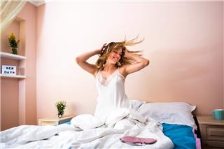 Sleepmaxxing: Όσα πρέπει να ξέρεις για το wellness trend που υπόσχεται ονειρεμένο ύπνο