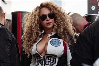 Αποθεώνουν τη Beyonce για την εμφάνισή της στο Grand Prix του Λας Βέγκας: Δεν υπέκυψες στη μόδα του αδυνατίσματος, της γράφουν