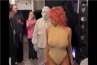 Bianca Censori: Νέο χτύπημα από το Παρίσι ‑ Κάλυψε τα στήθη της μόνο με τιράντες