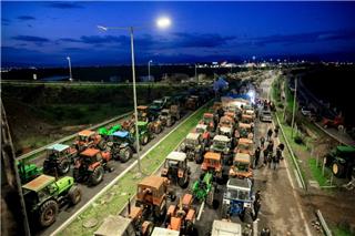 Σφίγγει ο αγροτικός κλοιός – «Φουντώνουν» τα μπλόκα λίγο πριν τα Χριστούγεννα