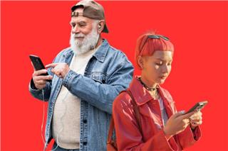 Η συνήθεια της παλιάς γενιάς που προκαλεί μπέρδεμα: Το μήνυμα που στέλνουν οι Boomers και κάνει τη νέα γενιά να «κολλάει»