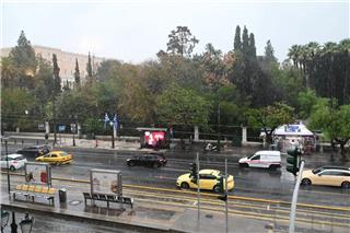 Αστατος καιρός με βροχές και καταιγίδες στο μεγαλύτερο μέρος της χώρας – Λίγα χιόνια στα ορεινά και πτώση της θερμοκρασίας