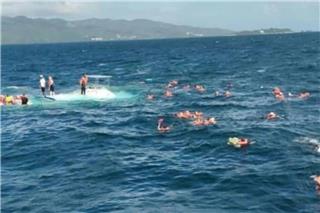 Χάος σε κρουαζιέρα στην Καραϊβική: Τουρίστες βρέθηκαν ξαφνικά στο νερό όταν βυθίστηκε το καταμαράν που τους μετέφερε