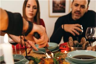 Όταν το σώμα δεν κάνει ρεβεγιόν: Χρόνια νοσήματα μέσα στις γιορτές και τι να αποφύγετε