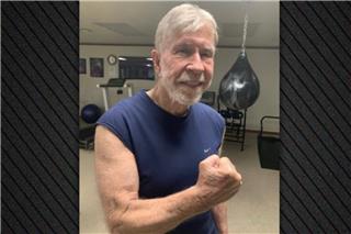 Ο 85χρονος Τσακ Νόρις στέλνει το δικό του μήνυμα από το γυμναστήριο