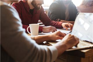 Η νέα τάση στη δουλειά που... εξαφανίζει τα αφεντικά και τα ωράρια