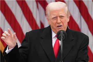 Tραμπ σε δημοσιογράφο των NYT: «Eίσαι άσχημη μέσα και έξω» - Γιατί τον εξόργισε το άρθρο της