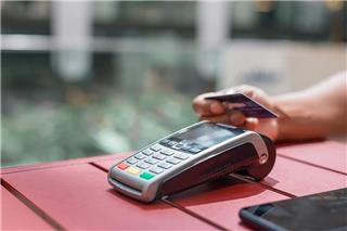 Σημαντική αλλαγή έρχεται στις συναλλαγές με κάρτες: Θα κάνουμε αναλήψεις χρημάτων ακόμη κι από τα σούπερ μάρκετ