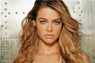 Η Ντενίζ Ρίτσαρντς ντύθηκε κουνελάκι 20 χρόνια μετά τη γuμνή φωτογράφιση του Playboy