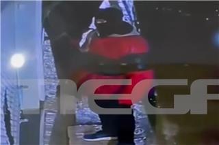 Διαρρήκτες μπήκαν σε κοσμηματοπωλείο, πήραν χρυσά σκουλαρίκια και δαχτυλίδια και έφυγαν σε λίγα δευτερόλεπτα