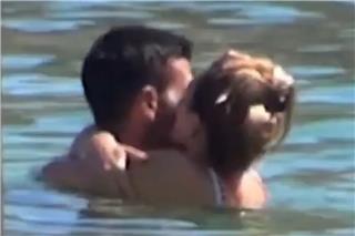 Ασυγκράτητος ο Νόβακ Τζόκοβιτς: Τα καυτά φιλιά με τη σύζυγό του στη θάλασσα