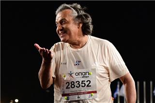 42ος Αυθεντικός Μαραθώνιος: Χειροκροτήματα και συγκίνηση για τον δρομέα που τερμάτισε τελευταίος