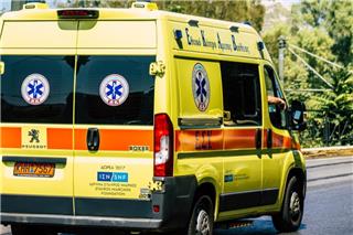 Θεσσαλονίκη: Διασωληνωμένη 25χρονη που βρέθηκε σε πεζοδρόμιο - Εξετάζουν αν έπεσε από μπαλκόνι