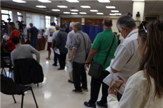ΠΑΣΟΚ: Μικρό προβάδισμα Δούκα έναντι Γερουλάνου για το εισιτήριο του β΄ γύρου, απομένουν 12 τμήματα
