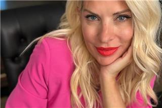 Ελένη Μενεγάκη – Ποζάρει μπροστά από το χριστουγεννιάτικο δέντρο