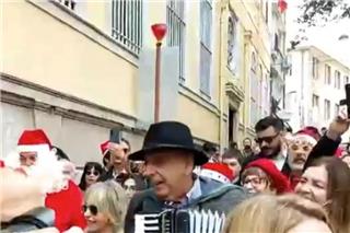 Οι Έλληνες της Κωνσταντινούπολης βγήκαν στους δρόμους για τα χριστουγεννιάτικα κάλαντα