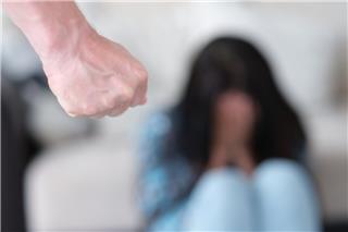Με κατάγματα στο πρόσωπο η σύντροφος του δημοσιογράφου της ΕΡΤ
