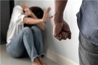 Δώδεκα μήνες φυλακή στον δημοσιογράφο της ΕΡΤ για τον ξυλοδαρμό της συντρόφου του
