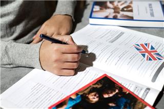 Σάλος στη βρετανική εκπαίδευση: Πώς μια απλή φράση οδήγησε δάσκαλο στην πόρτα της εξόδου