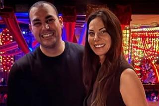 Ο Χρίστος Κούγιας διασκέδασε με τη μητέρα του και μεγάλη παρέα σε νυχτερινό κέντρο για τη γιορτή του