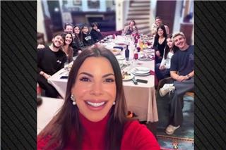 Φωτογραφία: Ο παππούς Πάριος με τους 4 γιους, 4 εγγόνια, 3 νύφες και 2 σκυλιά