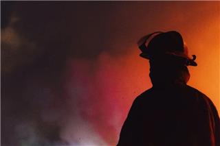 Πυρκαγιά καταστρέφει κτήριο στο Μανχάταν: Πυκνό σύννεφο καπνού πάνω από τη συνοικία της Νέας Υόρκης