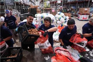 Shutdown και πείνα στις ΗΠΑ: Σε καθεστώς αβεβαιότητας εκατομμύρια Αμερικανοί – «Πράσινο φως» στον Τραμπ να παγώσει τα κουπόνια τροφίμων